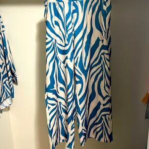 Part of a pant suit. NEVER WORN Wide leg pull on pants, no pockets.